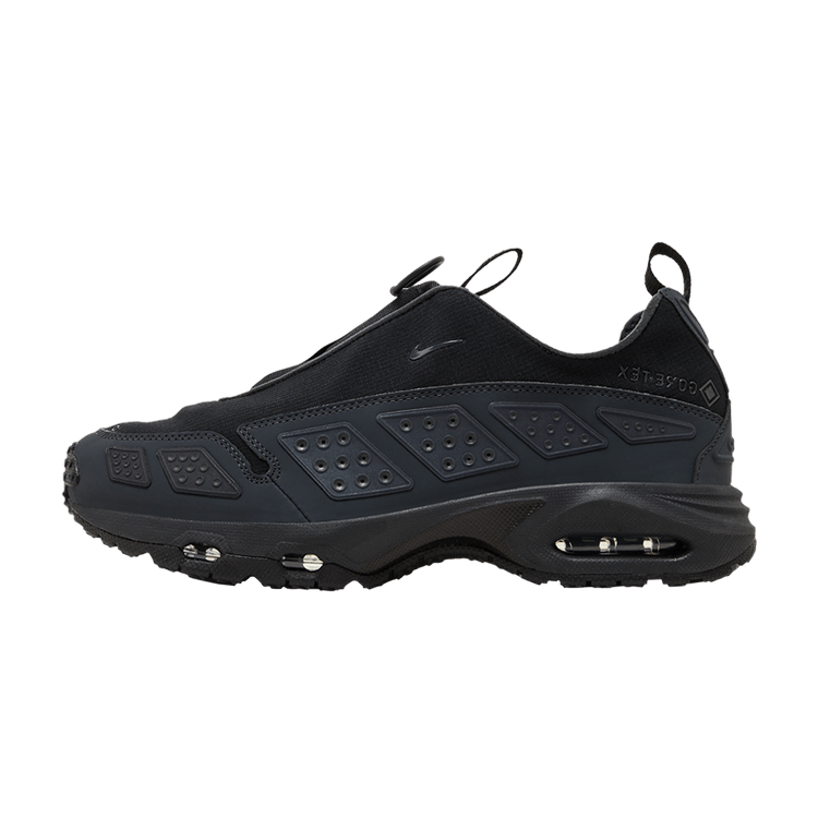 Nike Air Max Sunder Gore-Tex Black Smoke Grey zijaanzicht met gestepte neopreen upper, Air Max zool en trekkoordetabjes