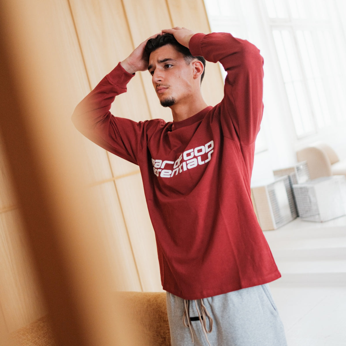 Fear of God Essentials 90s Longsleeve Crimson, vooraanzicht gedragen, oversized fit in diep rood