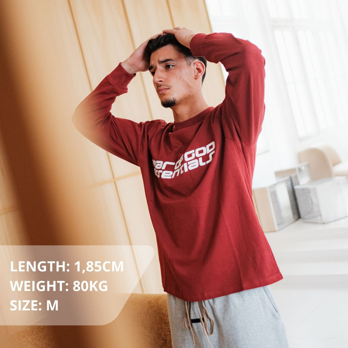 Fear of God Essentials 90s Longsleeve Crimson, gedragen, bordeauxrood shirt met wit logo print