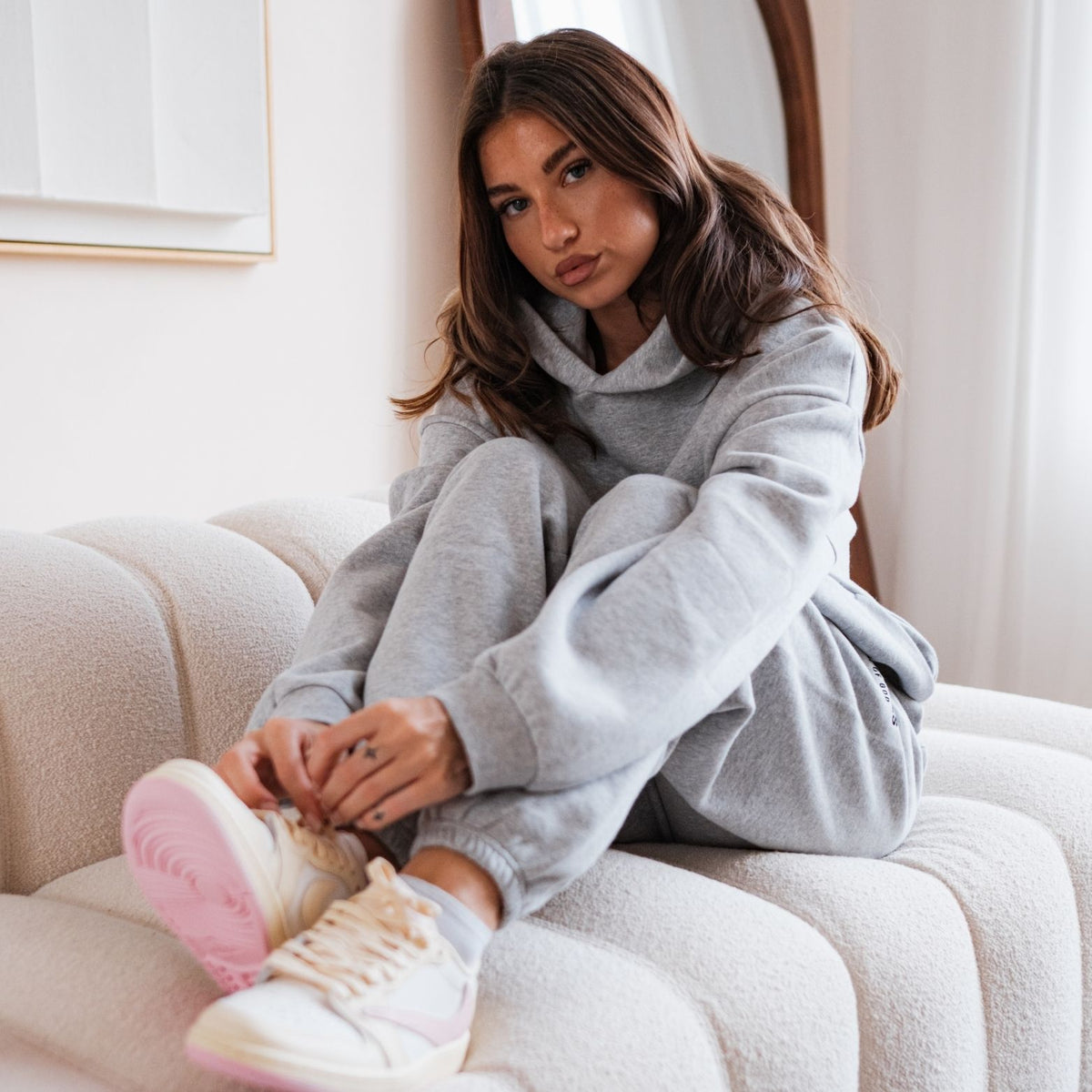 Fear of God Essentials FW24 Light Heather Full set, gedragen grijs trainingspak met joggingbroek en roze sneaker