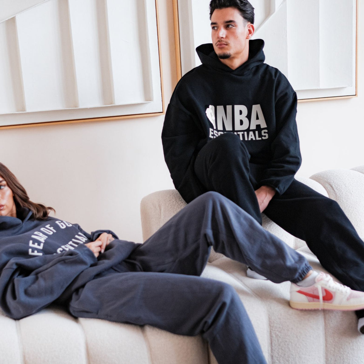 Fear of God Essentials NBA Black Grey Full set, paar samen op bank met hoodie en matchende broek