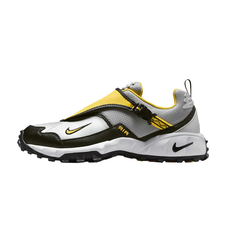Nike ACG Phassad Yellow Zest Metallic Silver, zijaanzicht met geel, zwart, wit en grijs kleurvlakken