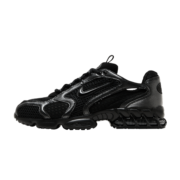 Nike Air Zoom Spiridon Cage 2 Triple Black, zijaanzicht met zwart mesh en glanzend leer, opvallende ribbelzool