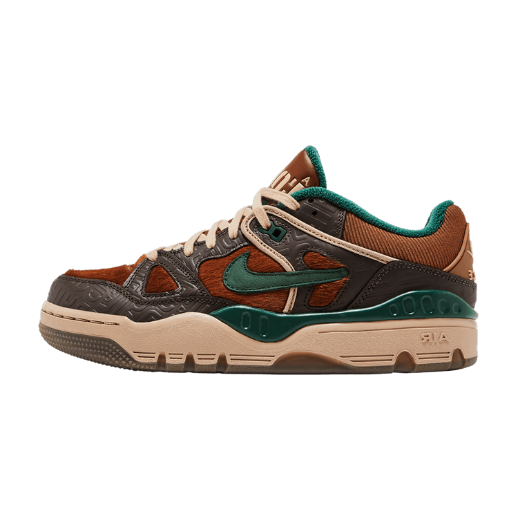 Nike Air Force 3 Low SP Nigo Baroque Brown, zijaanzicht met bruin, donkergroen en beige kleurvlakken, zool met traprofiel