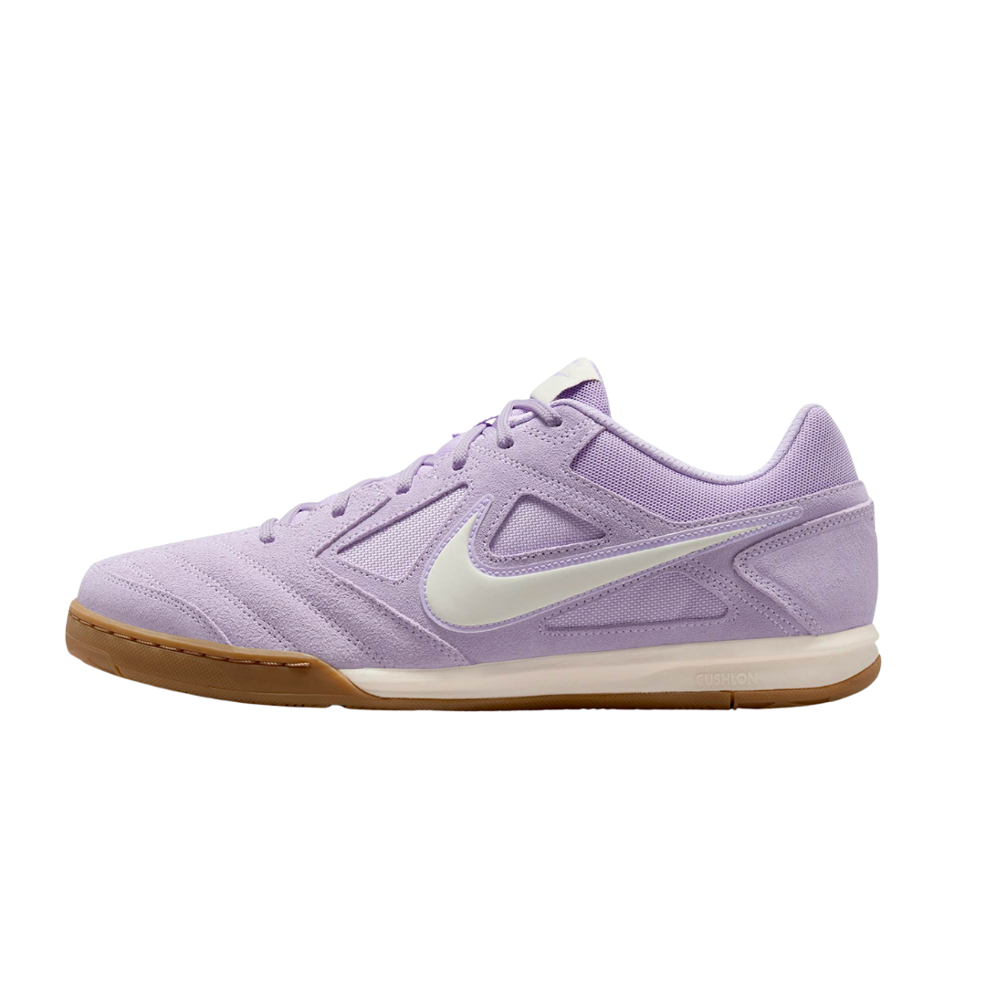 Nike Gato Hydrangeas Gum Light Brown Soft Pearl zijaanzicht, lavendel upper met crème swoosh en gumzool