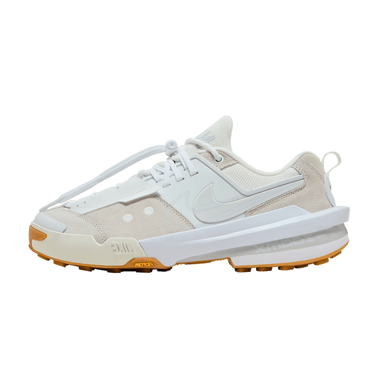 Nike Zegamadome SP sacai White, zijaanzicht met wit meshbovenwerk, beige suède panelen en gum rubberzool
