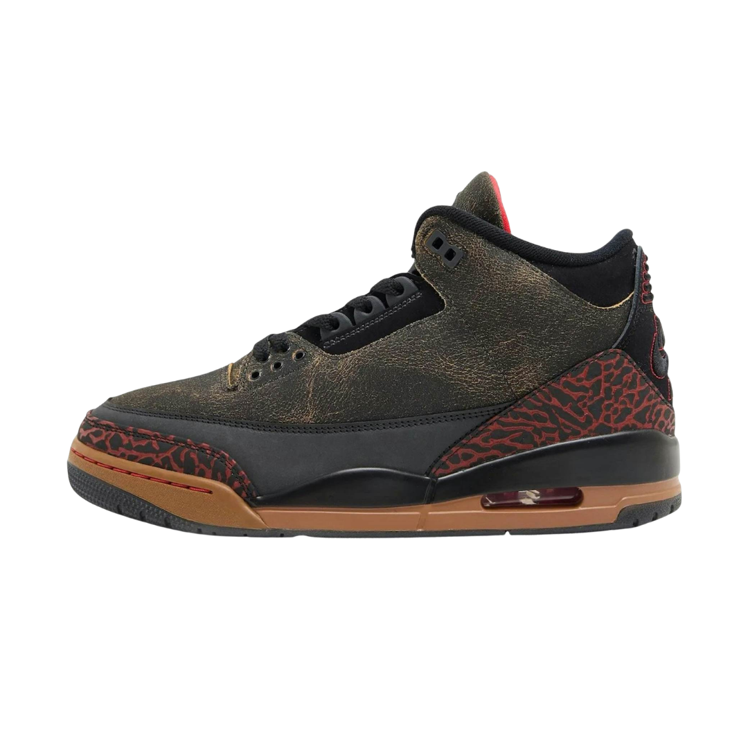 Jordan 3 Retro Not Nice, zijaanzicht met goud-bruine zool, zwart lederen bovenstuk en rood craquelé-patroon op de hiel