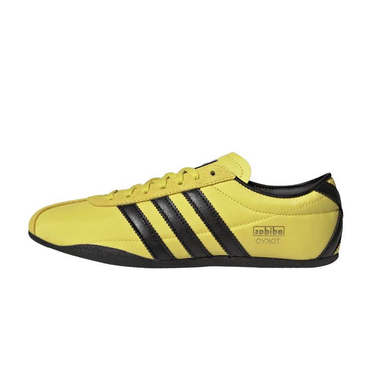 adidas Tokyo Pure zijaanzicht in sulfur geel met drie zwarte strepen en goudkleurig logo, leren bovenkant