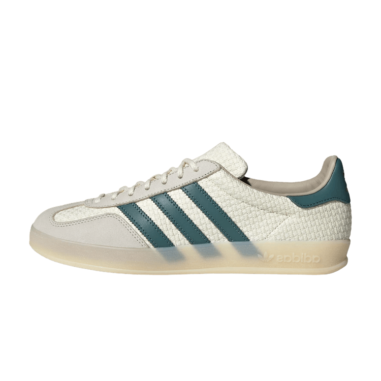 adidas Gazelle Indoor Cream White Preloved Teal, zijaanzicht met crèmekleurig textiel, blauwe strepen en crèmekleurige zool