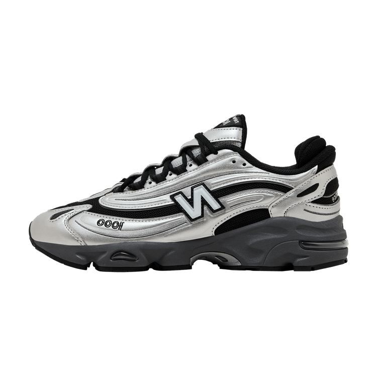 New Balance 1000 Black Silver Metallic, zijaanzicht met zwart-wit colorway, metallic zilverdetails en dikke grijze zool