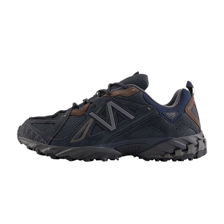 New Balance 610 Phantom Blacktop zijaanzicht met mesh en leer in zwart, bruin en grijs met logo