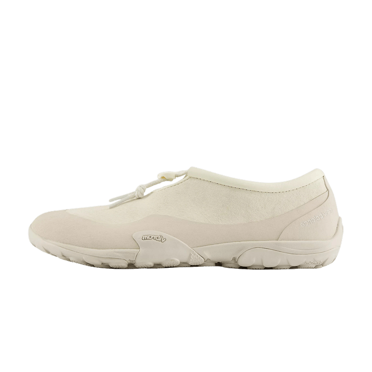 New Balance MT10T Tokyo Design Studio Cream, zijaanzicht met crèmekleurig canvas en gestructureerde rubberzool