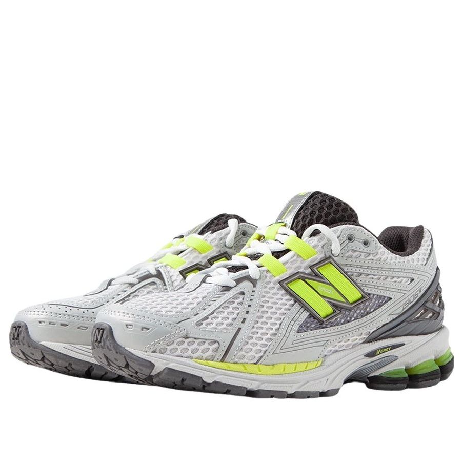 New Balance 1906R Light Silver Metallic Alkaline Green, vooraanzicht met vetering en grijze mesh bovenstuk