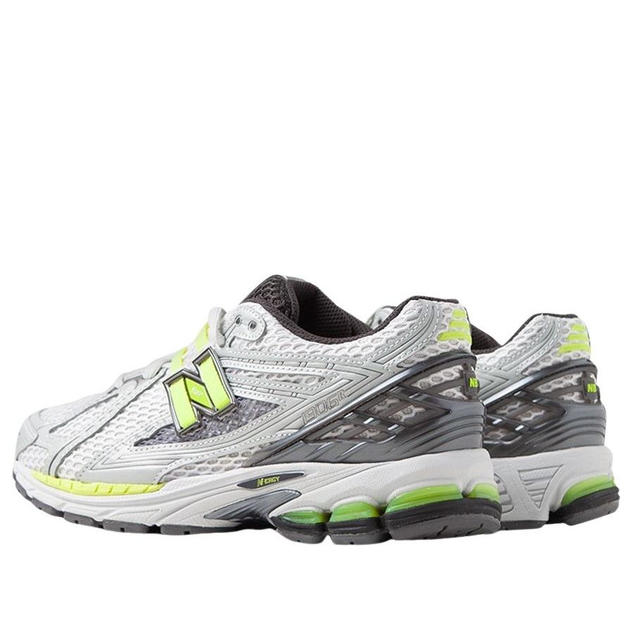 New Balance 1906R Light Silver Metallic Alkaline Green, achteraanzicht met gestapelde zoolcilinders in neon