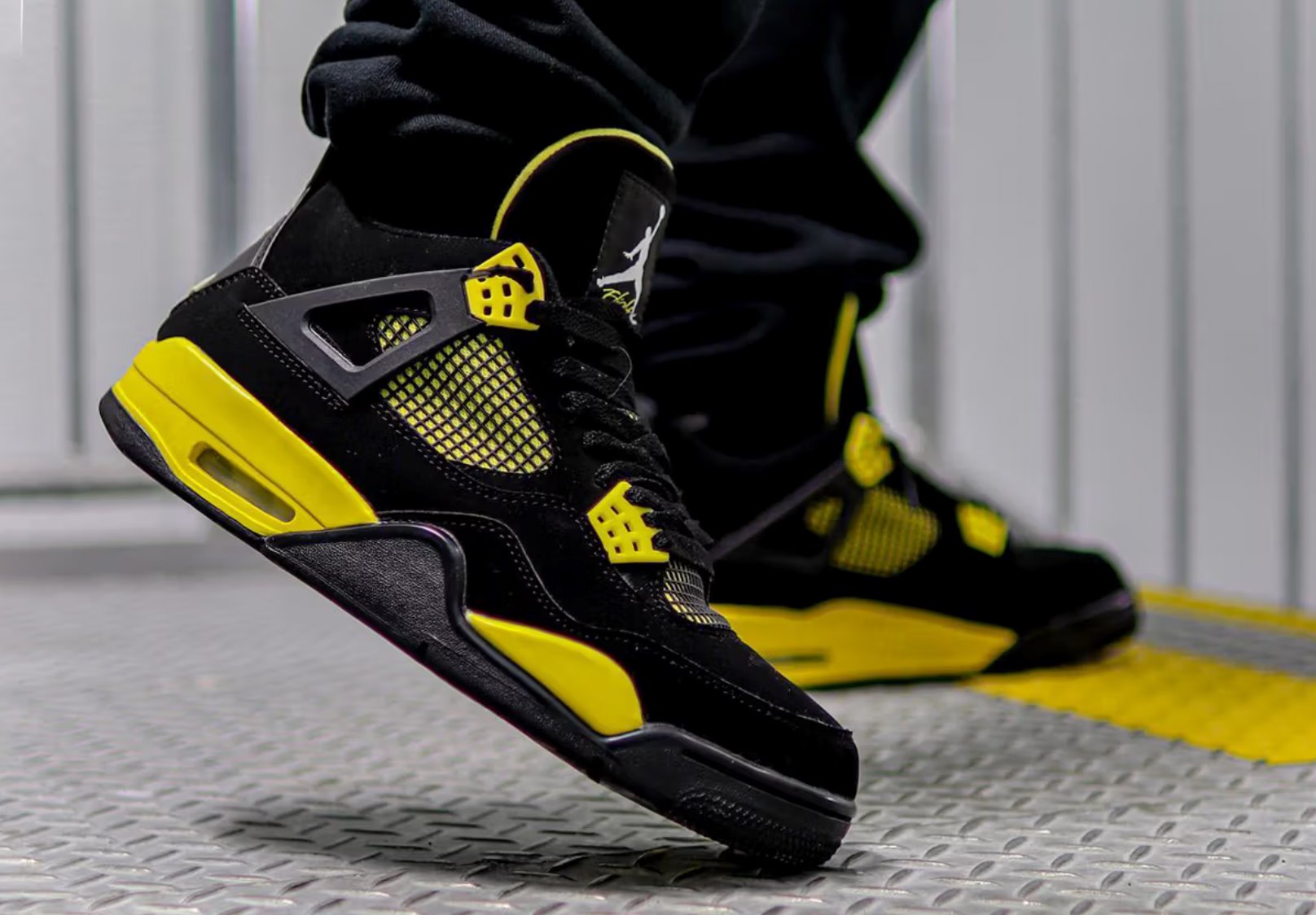 Nike Air Jordan 4 Retro Thunder