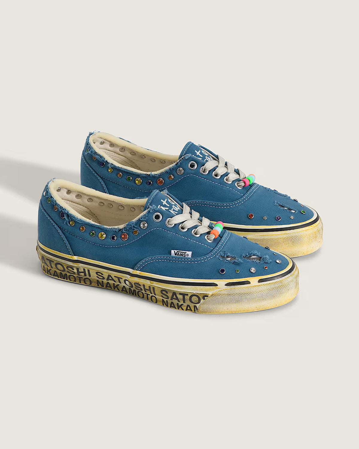 Vans OTW Era 95 Satoshi Nakamoto Round Lucky Charm Navy paar samen, blauwe canvas met kleurrijke stenen en gele zoolrand
