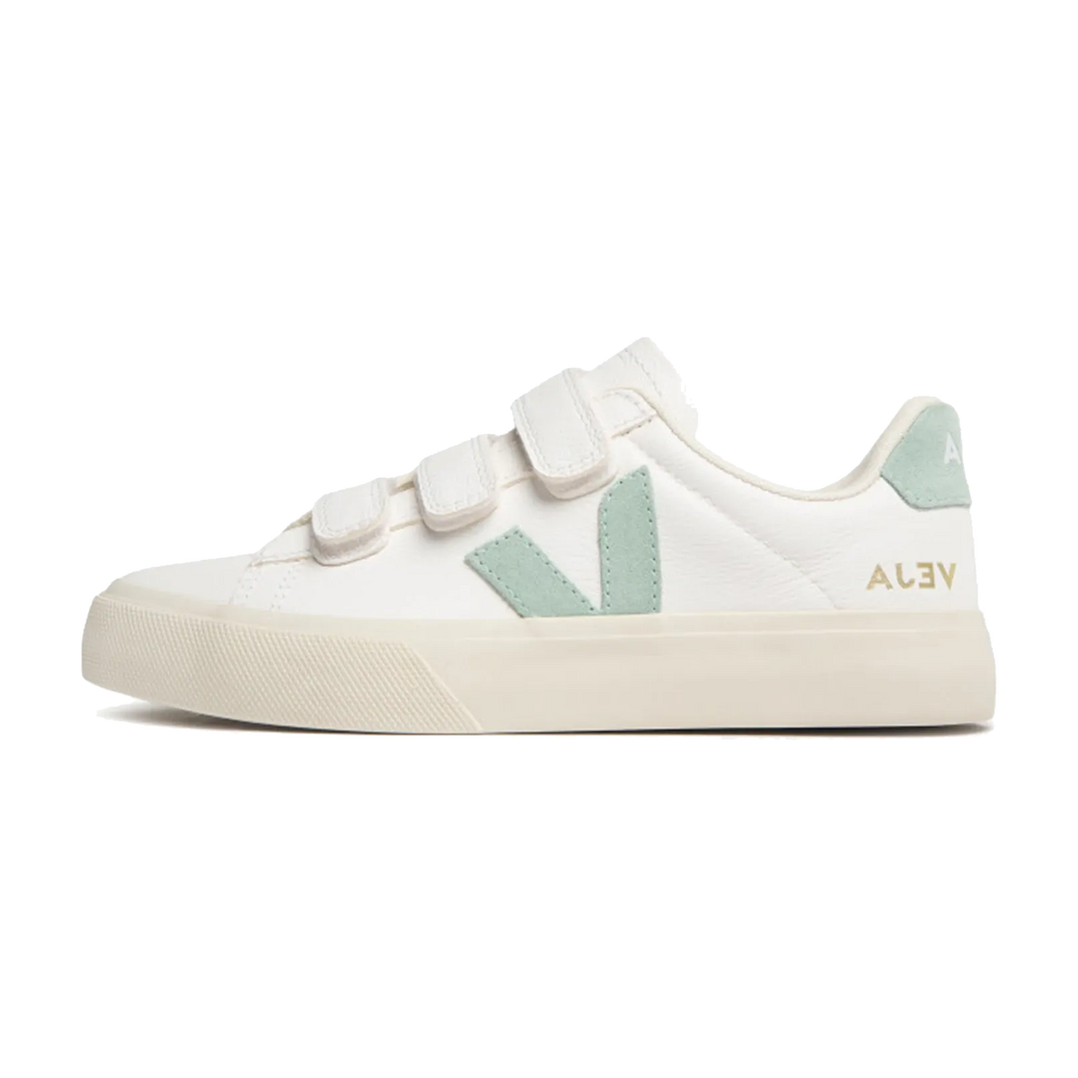 Veja Recife Low Chromefree Leather White Matcha, zijaanzicht met witte leren bovenkant en mint groene V-logo