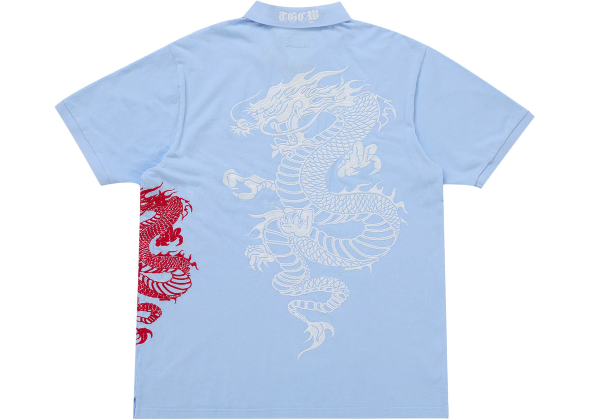 Supreme The Great China Wall Dragon Polo Light Blue, achteraanzicht met grote witte draak en rode draak op zijkant