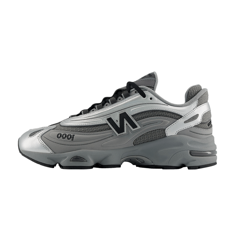 New Balance 1000 Silver Metallic Slate Grey, zijaanzicht met zilvermetaal en grijs mesh, zwarte veters