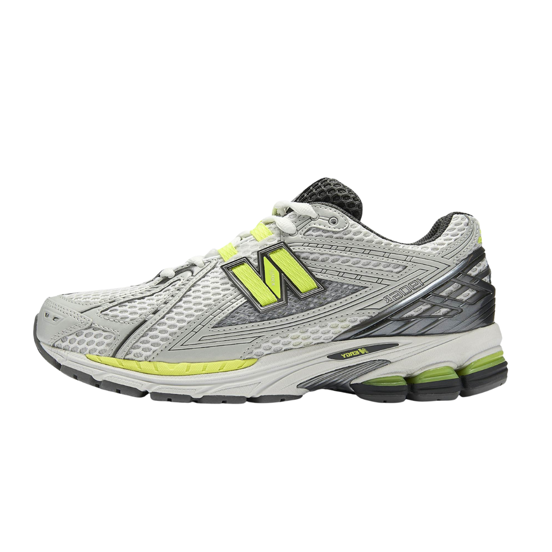 New Balance 1906R Light Silver Metallic Alkaline Green, zijaanzicht met fluorgeleel logo en massieve zool