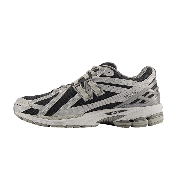 New Balance 1906R White Castlerock, zijaanzicht met wit en zwart kleurvlakken, grijs logo en opvallende zool