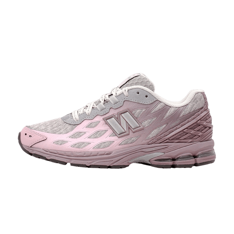 New Balance 1906W Ice Wine, zijaanzicht met roze en grijze colorway, mesh en synthetische panelen met reflecterende accenten