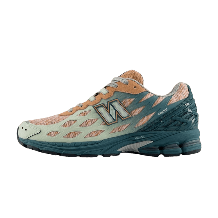 New Balance 1906W New Spruce Light Sparrow, zijaanzicht met mesh-upper in beige en petrol, oranje accenten