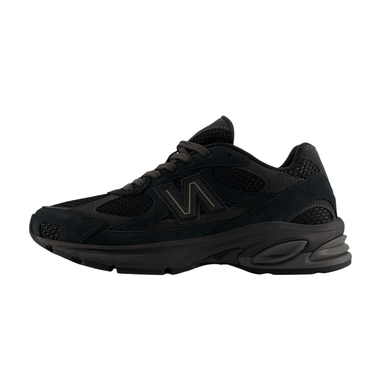 New Balance 2010 Black zijaanzicht, zwart mesh met suède panelen en subtiel logodetail