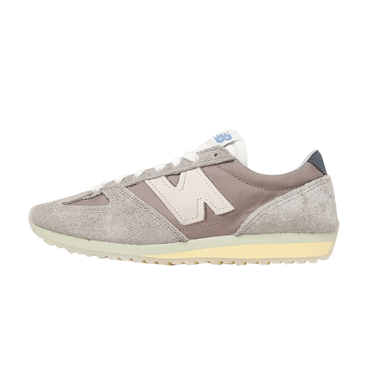 New Balance 471 Grey Day vooraanzicht in beige suède met grijze en witte accenten, crème zool