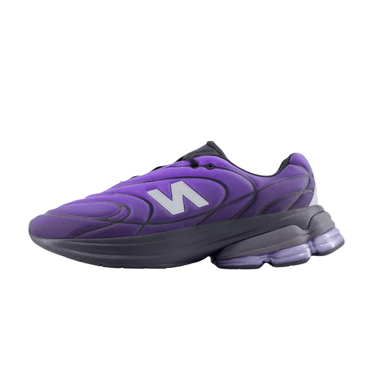 New Balance 5030 Black Electric Indigo, zijaanzicht met paars en zwart kleurvlak, zilver N-logo en lucht-zool