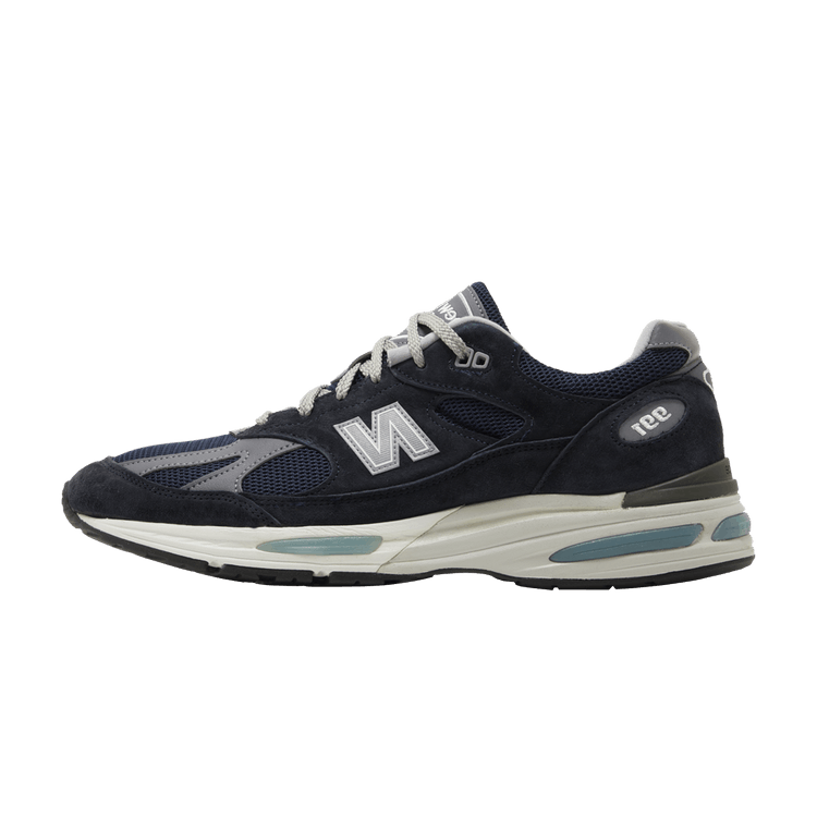 New Balance 991v2 MiUK Dark Navy, zijaanzicht met donkerblauwe mesh, zwart suède en wit N-logo, grijze en blauwe zoolaccenten