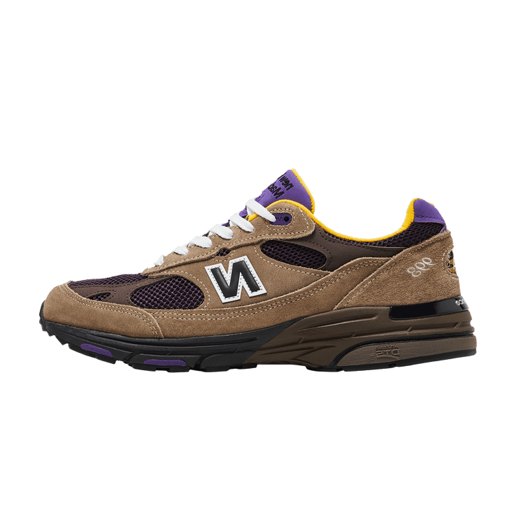 New Balance 993 MiUSA Mushroom Midnight Violet, zijaanzicht met beige suède, zwarte mesh en paarse/gele accenten