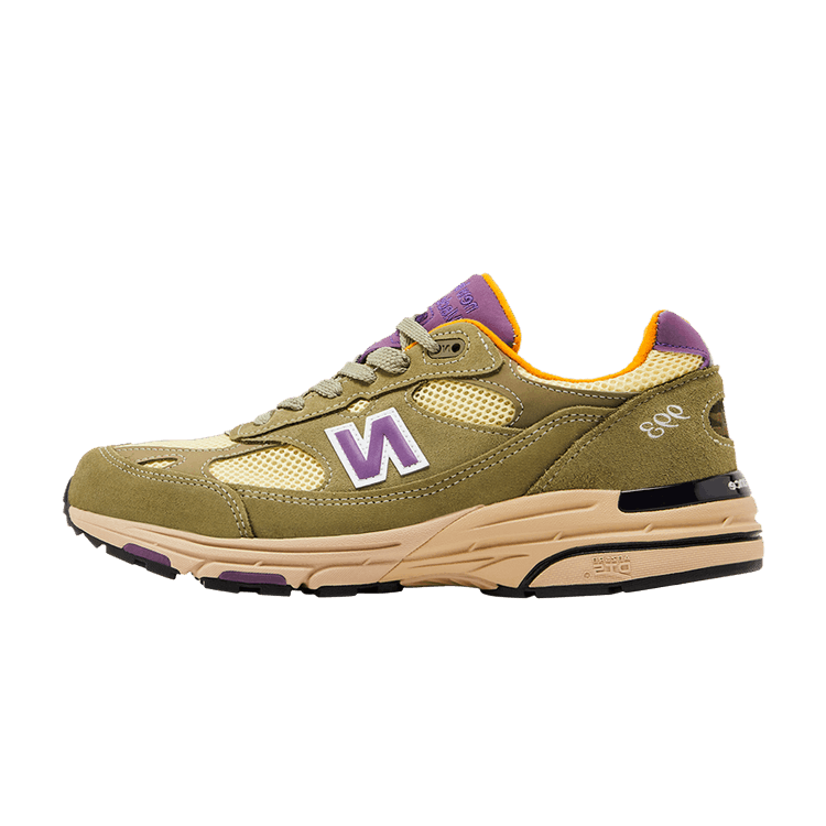 New Balance 993 MiUSA Teddy Santis zijaanzicht, olijfgroene suède met gele mesh, paarse accenten, beige zool