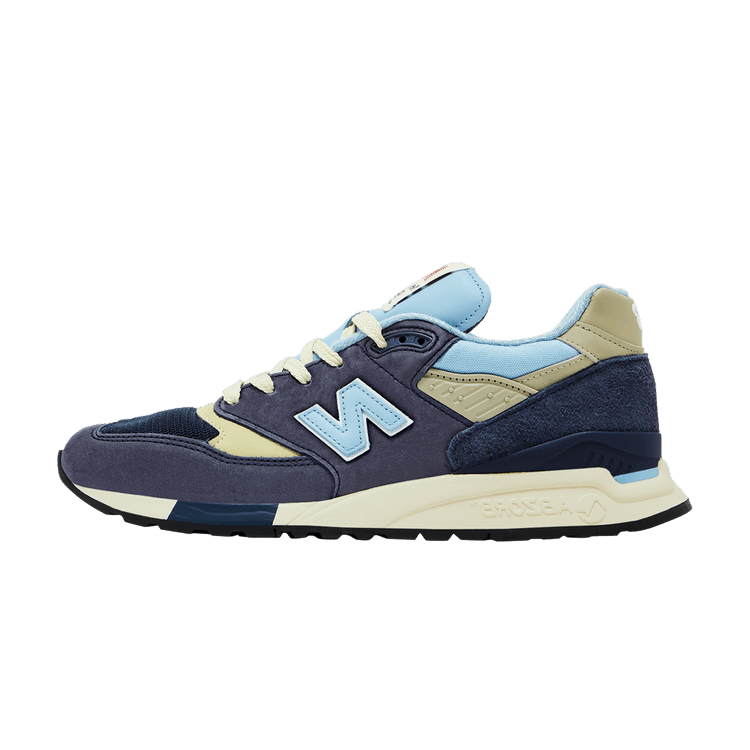 New Balance 998 MiUSA Navy Chrome Blue, zijaanzicht met donkerblauw suède, beige en hemelsblauw kleurvlakken, crèmewitte zool