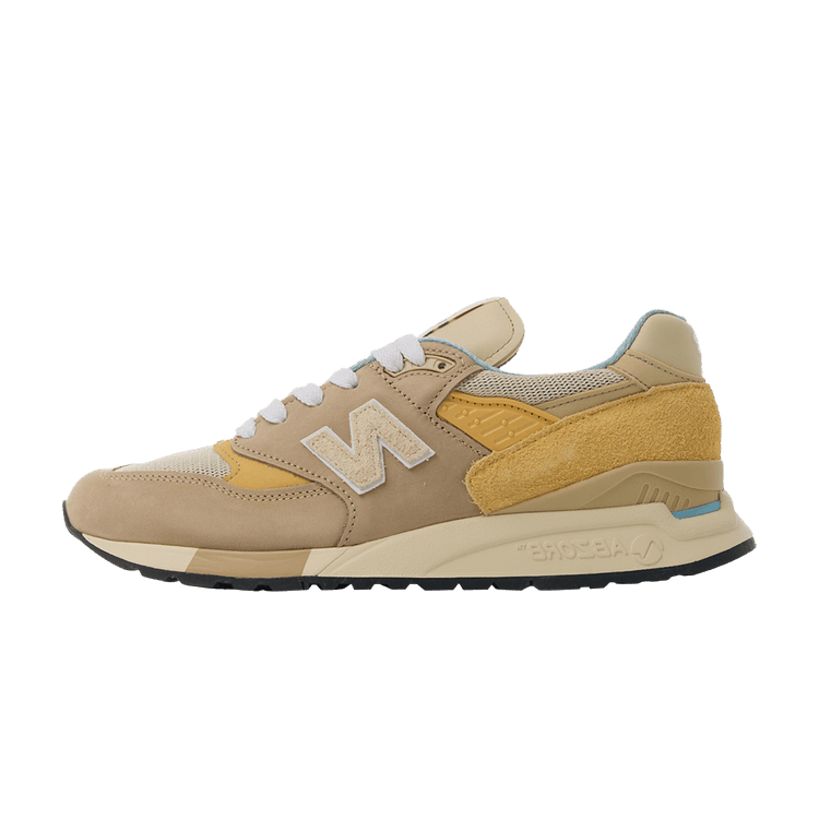 New Balance 998 MiUSA Incense Sandstone zijaanzicht, beige suède met gele mesh details, crème zool met zwarte rand