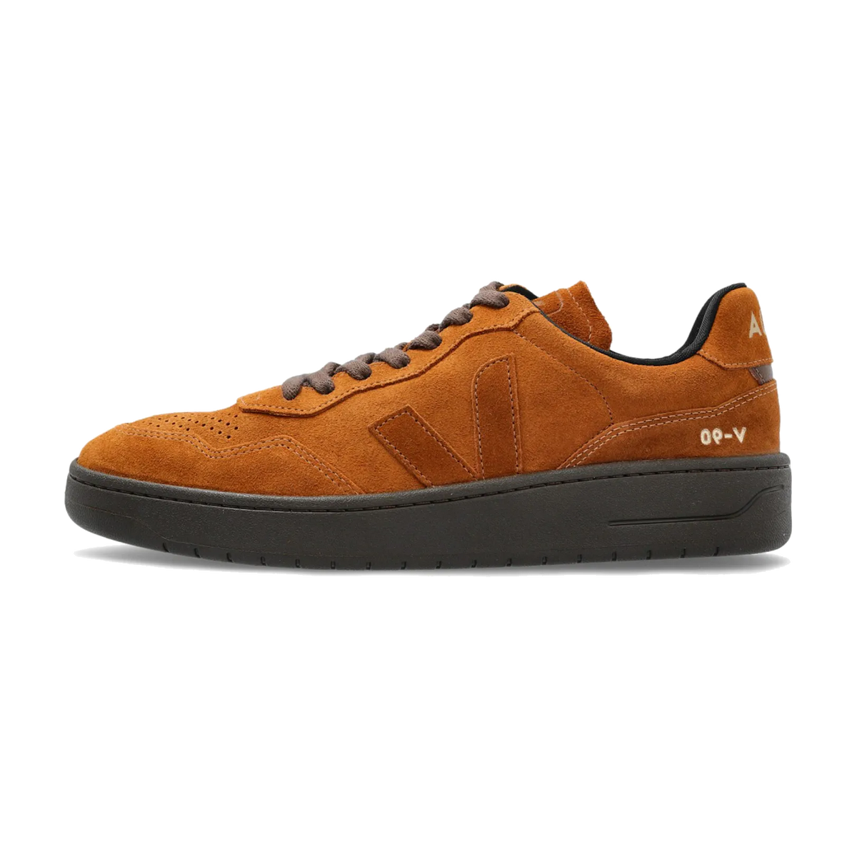 Veja V-90 Suede Full Eagle Cognac, zijaanzicht met cognackleurig suède, zwarte zool en stiksels, logo op hiel