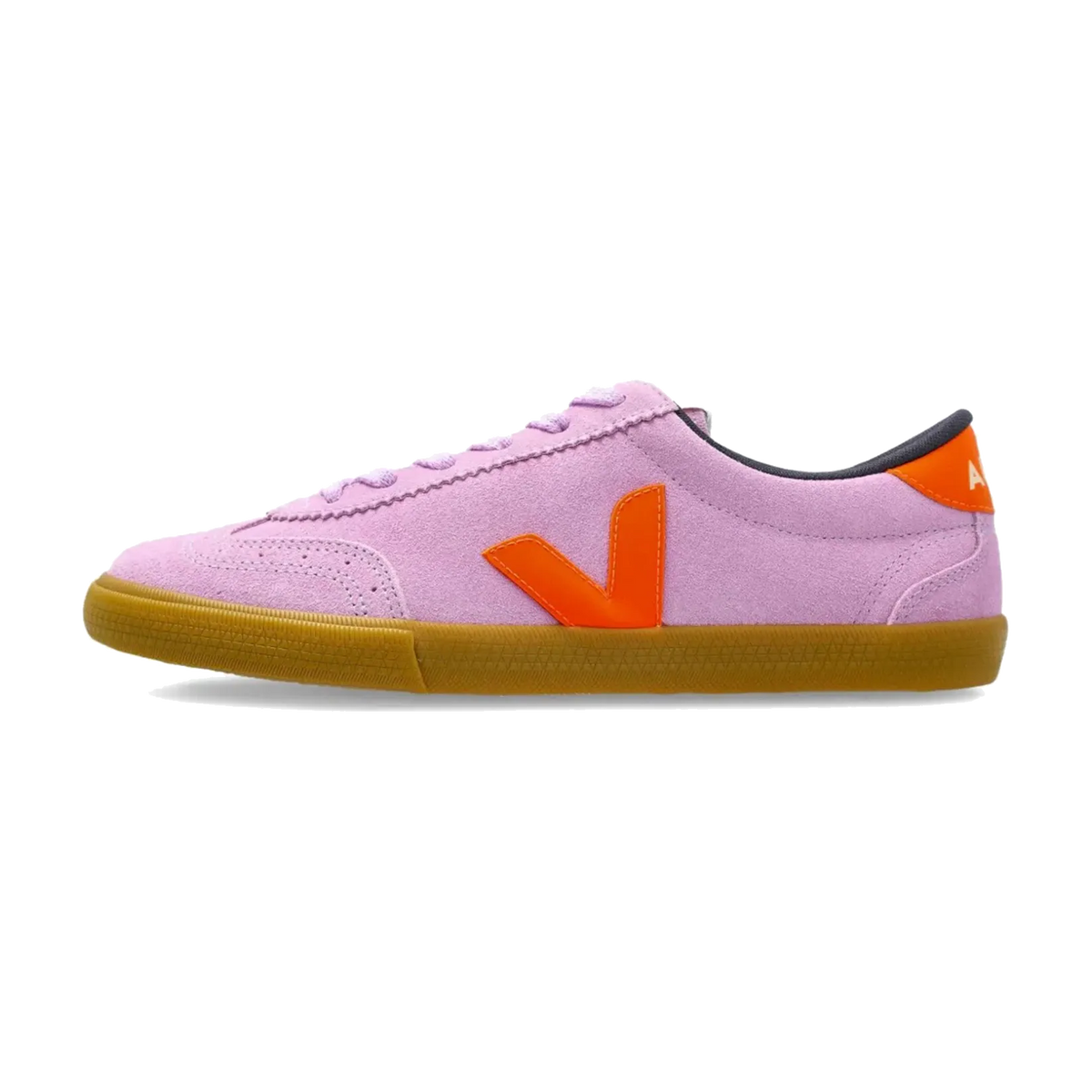 Veja Volley Suede Orchid Fury Natural, zijaanzicht met roze suède upper, oranje V-logo en gumrozool