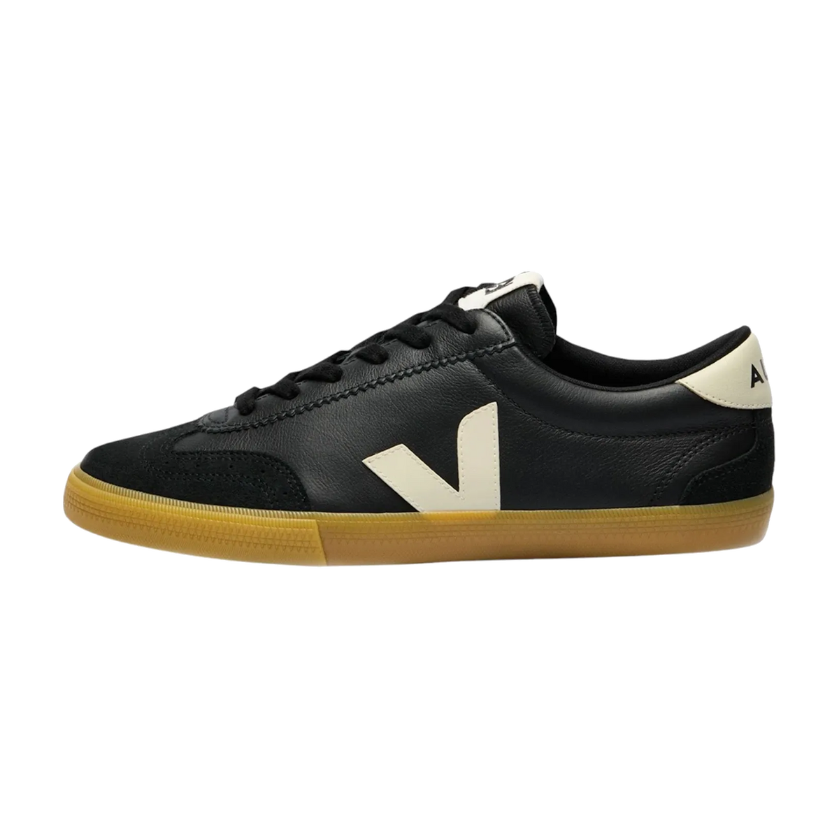 Veja Volley Leather Black Pierre, zijaanzicht met zwart leer, crème V-logo en gummibeige zool