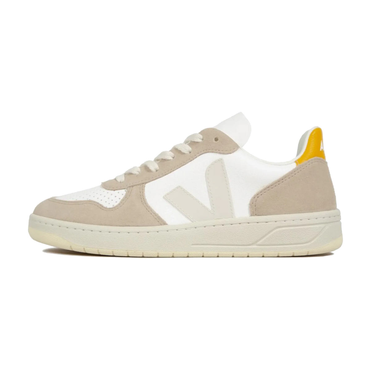 Veja V-10 Chromefree Leather White Sahara Ouro, zijaanzicht met beige en wit suède, witte mesh-inzetten en gele hieldetail