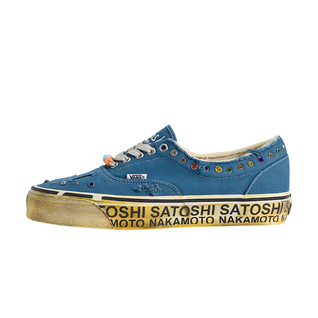 Vans OTW Era 95 Satoshi Nakamoto Round Lucky Charm Navy zijaanzicht met blauwe canvas, gele zool en tekst op band