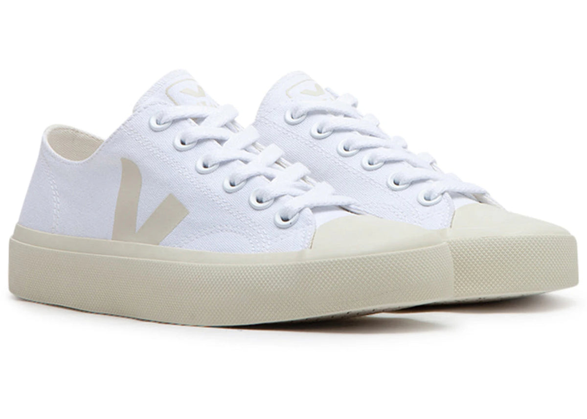 Veja Wata II Low Canvas White Pierre, paar samen met witte veters, beige V-logo en platform zool