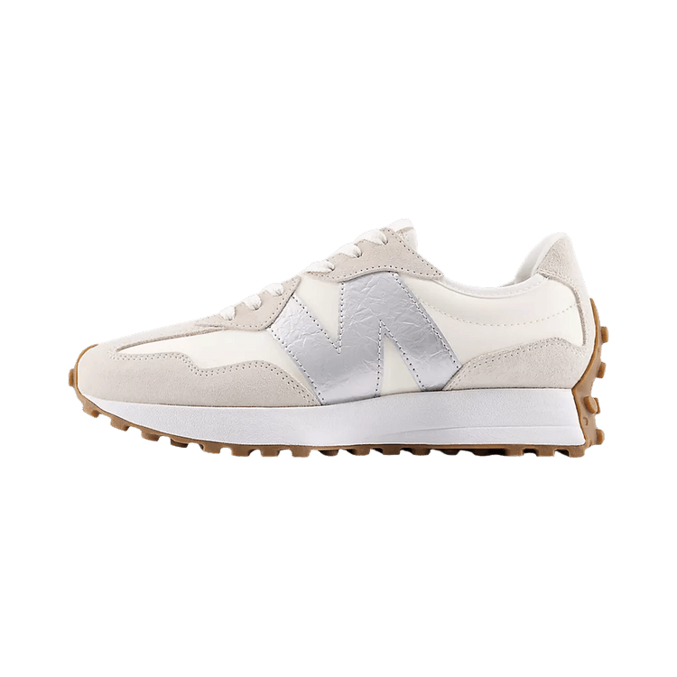 New Balance 327 Angora Silver Metallic zijaanzicht met beige suède, zilveren metallic panelen en bruine rubberzool