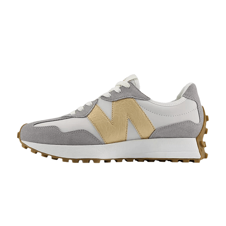 New Balance Wmns 327 'Gold Metallic' zijaanzicht met grijs suède, wit/goud metallic accenten en bruine zool
