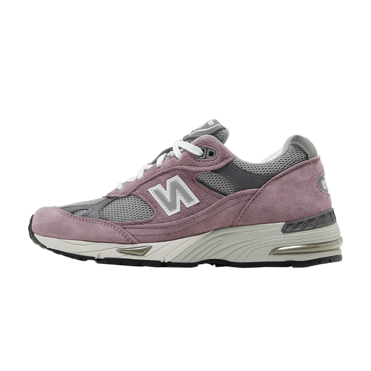 New Balance 991v1 MiUK Wistful Mauve, zijaanzicht met paars suède, mesh netwerk en wit logo, beige tussenvoet