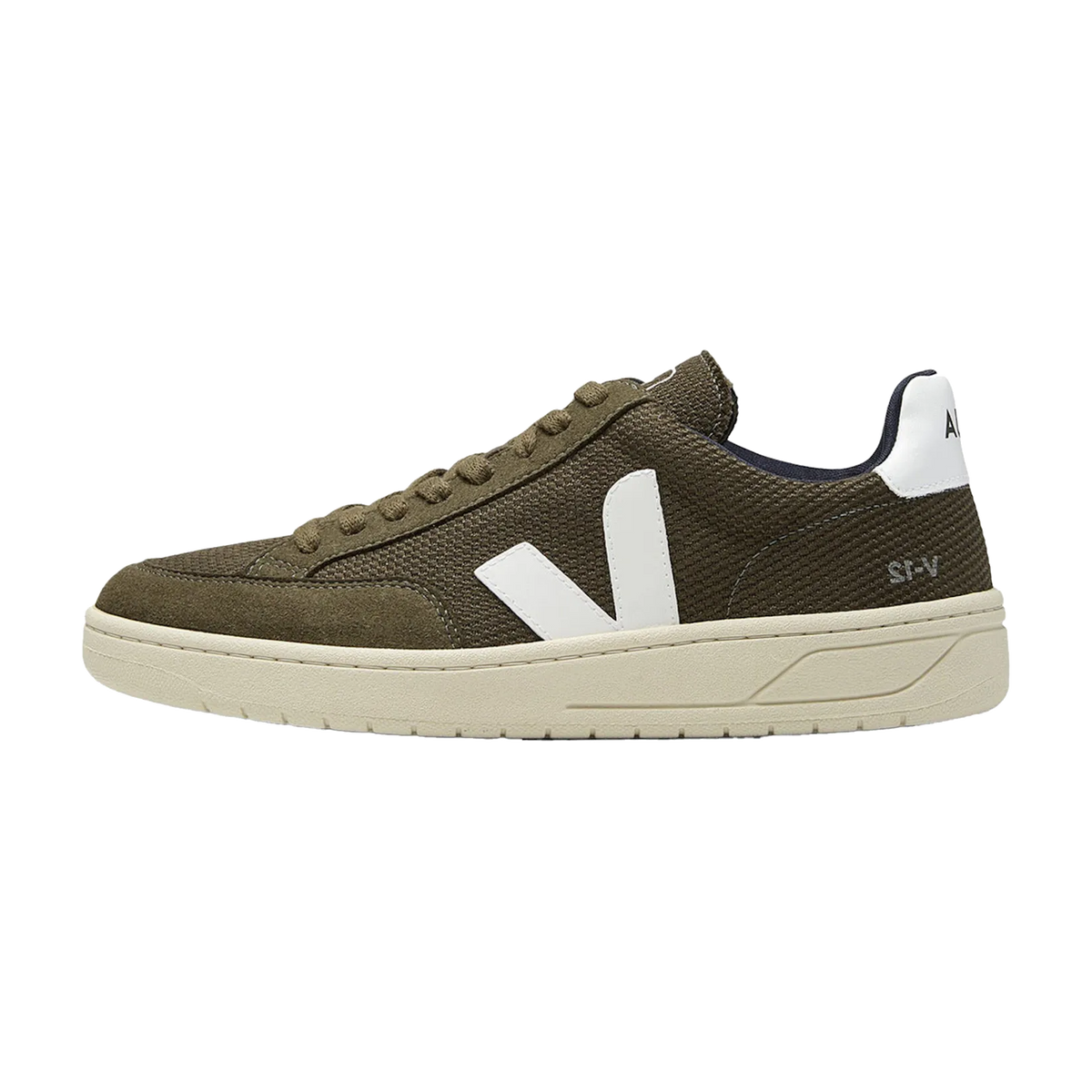 Veja V-12 Olive White zijaanzicht met olijfgroene gestructureerde bovenwerk, wit V-logo en beige zool