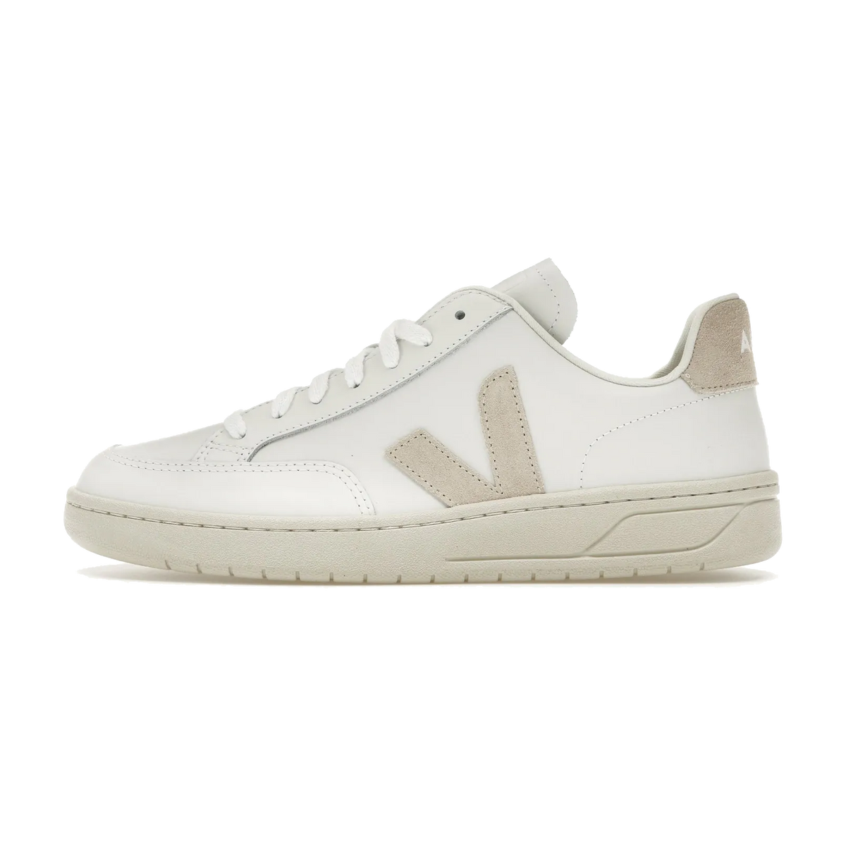 Veja V-12 Leather White Sable, zijaanzicht met wit leer en beige suède V-logo, witte veters en roomkleurige zool