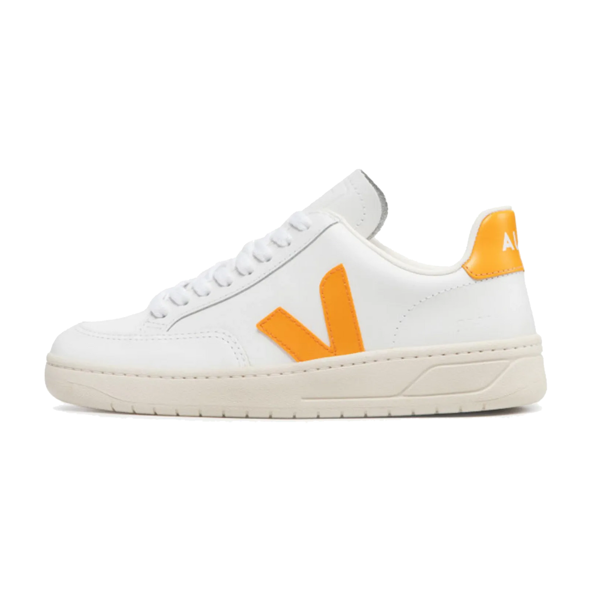 Veja V-12 Leather White Ouro, zijaanzicht met wit leer, oranje V-logo en cremekleurige zool, vetersluiting