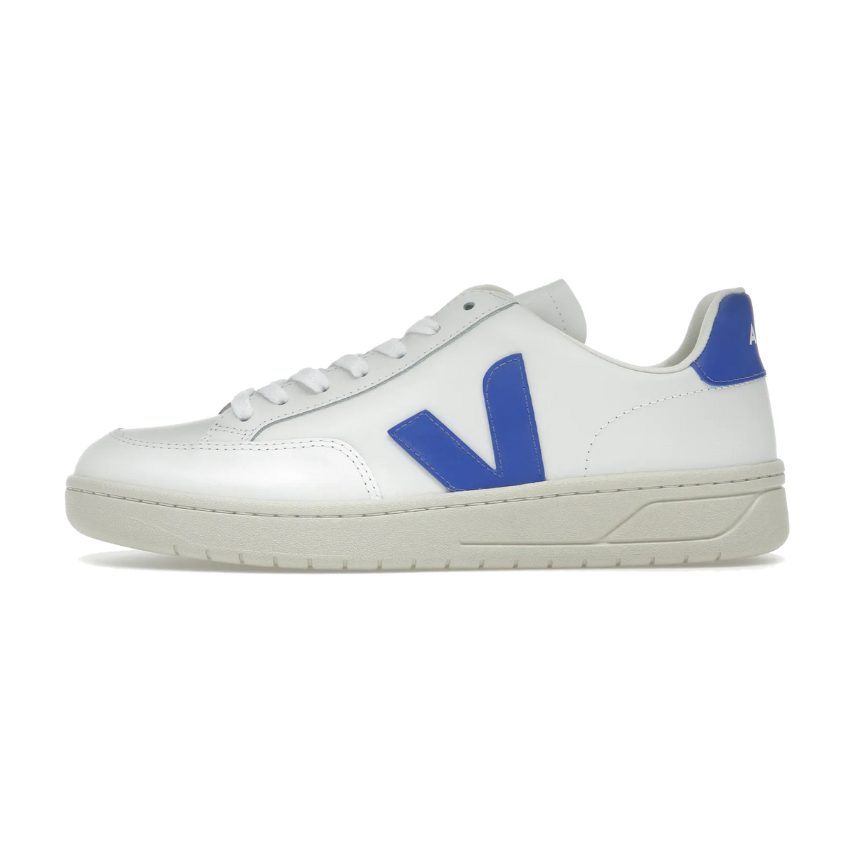 Veja V-12 Leather White Paros, zijaanzicht met wit leer en blauw V-logo