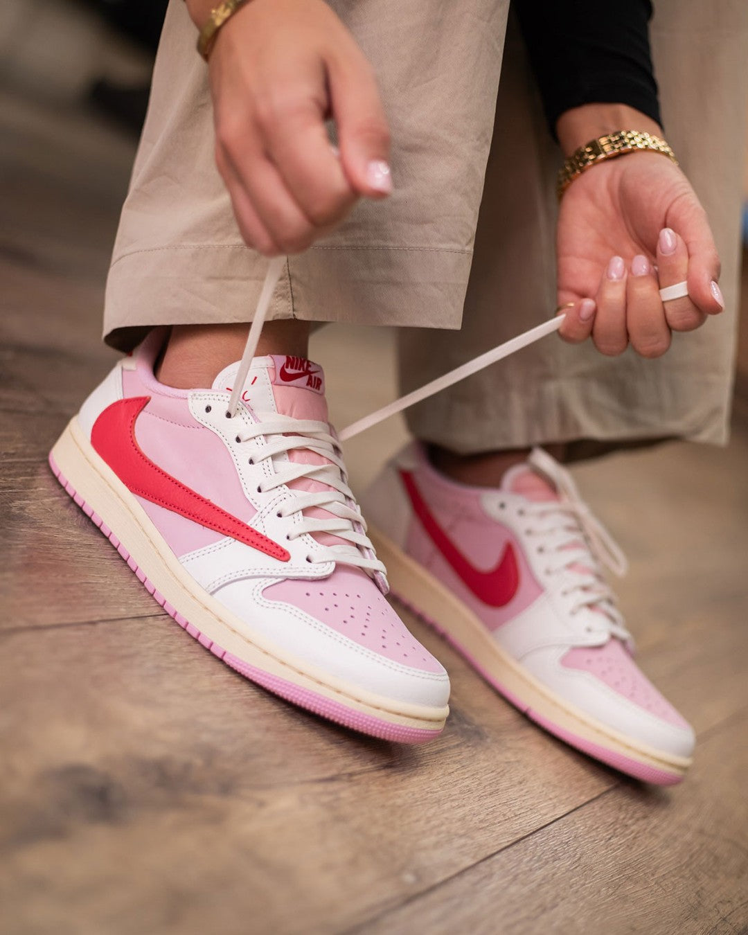 De nieuwe Travis Scott Air Jordan 1 Low Sail Tropical Pink dropt deze mei