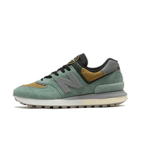 New Balance 574 X Stone Island Legacy Light Green, zijaanzicht met suède in groen en goud, mesh-details en witte zool